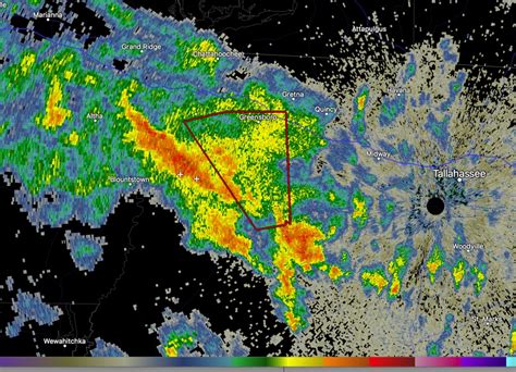 Un scientifique de renom avertit le maire d'une ville de l'arrivée imminente d'une des caractéristiques des tornades destructrices. Tornado Warning Tallahassee : Storms in South kill girl in ...