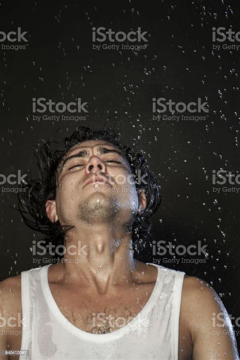 Hombre Bajo La Lluvia Cae Con Las Emociones En La Cara Foto De Stock Y Más Banco De Imágenes De