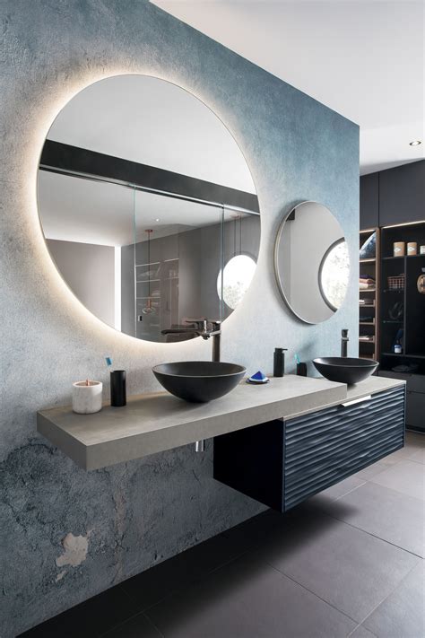 Dans cette salle de bain, la papier peint s'invite pour apporter un