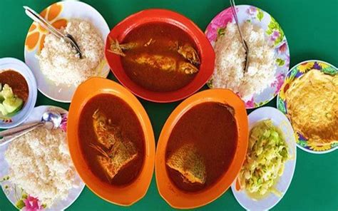 Tumis bawang bombai, bawang putih, dan cabai hingga harum. 3 Tempat Makan Tengahari Best di Muar, Johor : KHALIFAH ...