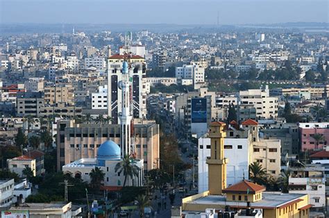 .ويتحمل مسئولية أشقائه، وهو من محافظات صعيد مصر، ويضطر لترك بلده والتنقل إلى القاهرة، ويعمل في تصدير واستيراد بعض الأشياء من غزة لمصر والعكس، ويعجب بنت. فلسطين الجميلة... اهداء لريم جادالله - الصفحة 3 - منتديات برق