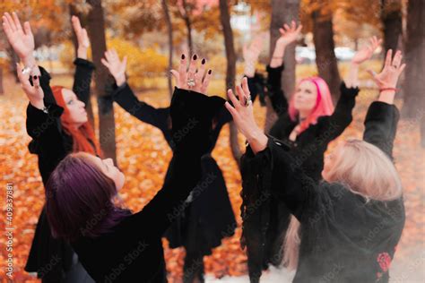 Foto De Coven Of Witches A Group Of Friends As Witches On Halloween