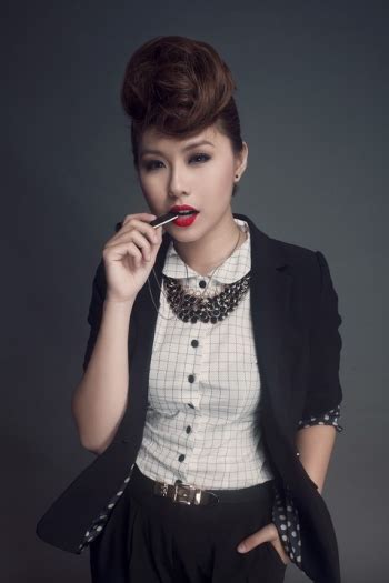 Ngày 18/10, ca sĩ thủy tiên đăng bài viết kèm hình ảnh cảnh báo một tài khoản facebook mạo danh cô để kêu gọi tiền từ thiện cho đồng bào miền trung. Tiểu sử ca sĩ Ngô Thủy Tiên