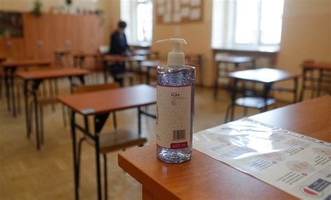 Uczniowie będą musieli stacjonarnie przystąpić do próbnych egzaminów. Matury próbne 2021. W środę szkoły rozpoczynają maraton ...