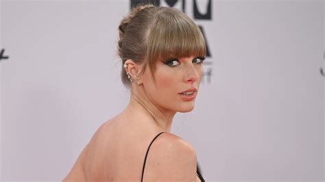Taylor Swift Wore A Second Sparkly Dress At The Mtv Emas 2022 — See