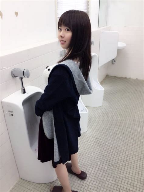 【画像】男子トイレで立ちションする女ww コピ速
