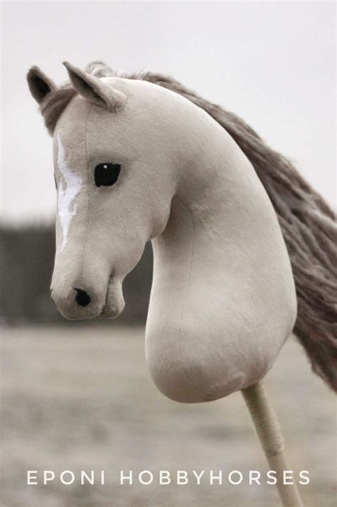Tausende menschen hüpfen auf steckenpferden durch reiterparcours. Designer hobbyhorses from Finland. #horse #art | Horses ...