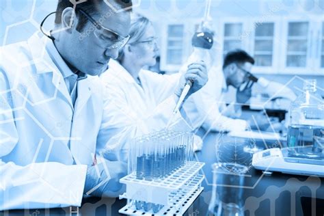 Um Estudante No Laboratório Deveria Aquecer