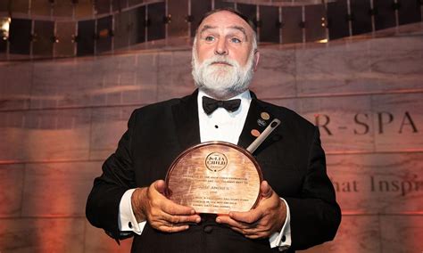 Servicios inmobiliarios jose andres tiene actualmente publicadas un total de 68 viviendas en toda españa, 19 locales y 8 terrenos. José Andrés presented Julia Child Award by Smithsonian