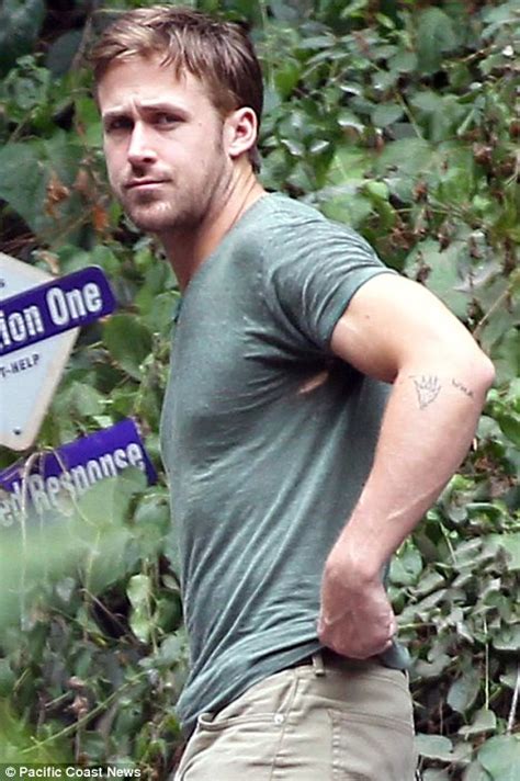 Hunky Ryan Gosling Reveals A Rip In The Armpit Of His T Shirt As He Visits A Friend Daily Mail