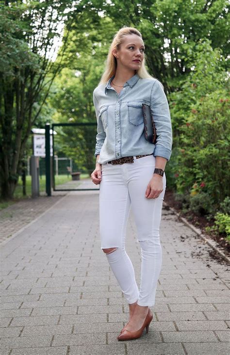 Outfit Light Blue Denim Shirt And White Jeans Hellblaues Jeanshemd Zur Weißen Jeans Hot Port