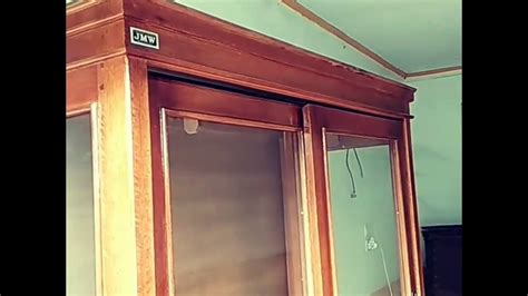 Lemari gantung pakaian minimalis menyediakan tempat penyimpanan serba ada dalam sebuah lemari pakaian terbuat dari kayu jati berkualitas. Lemari pakaian gantung dengan pintu sorong - YouTube