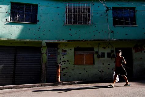 A “guerrilha Urbana Carioca” Pelas Lentes De Um Fotojornalista By A A Medium