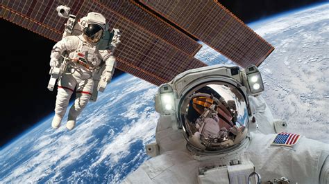 The international space station is an orbiting laboratory and construction site that synthesizes the scientific expertise of 16 nations to maintain a. ISS: Die NASA will die Raumstation ab 2020 für Weltraum ...