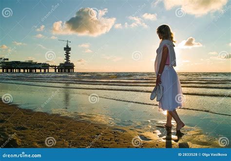 Hübsches Mädchen Und Das Meer Lizenzfreie Stockfotos Bild 2833528