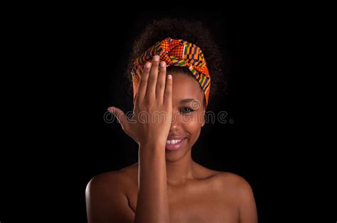 jeune belle femme africaine d isolement au dessus du fond noir photo stock image du mode