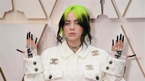 Billie Eilish Dyed The Roots Of Her Hair Bright Cherry Red See Photo Teen Vogue