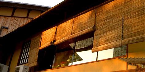 Cara buat dudukan gampang kok, tinggal potong dan belah menjadi dua. Bali Agung Property: Tips Jitu, Menahan Panas dengan Bambu