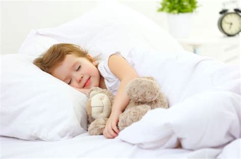 Berikut rekomendasi waktu tidur ideal bagi anak. Cara Melatih Anak Tidur Sendiri Hanya Dalam 7 Hari