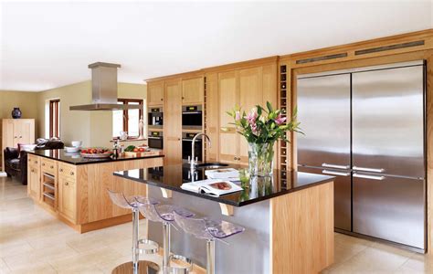 Una cocina en blanco y en madera, moderna a la par que clásica. cocinas modernas con isla - Buscar con Google | Decoración ...