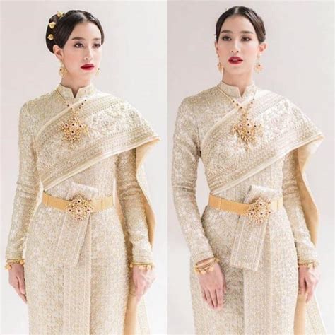 Mẫu trang phục truyền thống của thái này có thiết kế phần cổ hơi cao, áo dài tay, có nút cài phía trước hoặc sau cổ. Nét Đẹp Trong Trang Phục Truyền Thống Thái Lan ...
