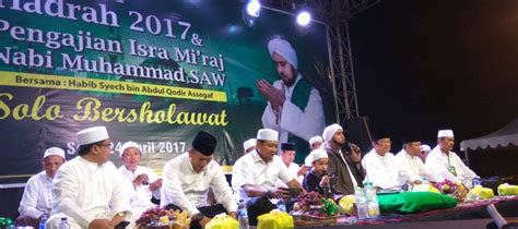 Pada jumat (13/03/2021) malam, masjid baiturrahim menggelar peringatan isra mi'raj dan dihadiri langsung oleh staf ahli bidang hukum dan. Ribuan Orang Padati Pengajian Isra Mi'raj di Sriwedari ...