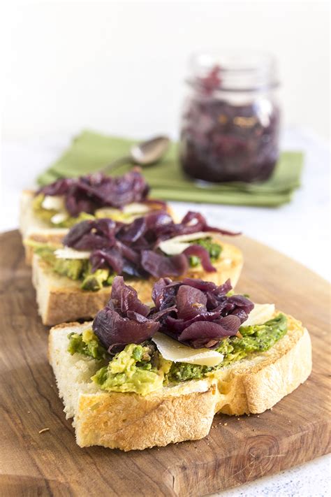 Autumn avocado toast with gorgonzola, pears, toasted walnuts and honey. Avocado toast: tre ricette veloci e salutari - La cuisine ...