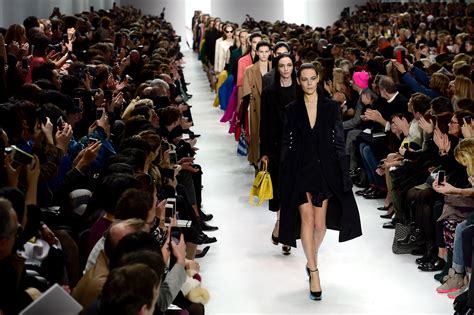 Hot Spots Das Blogueiras Na Paris Fashion Week Spice Up The Road