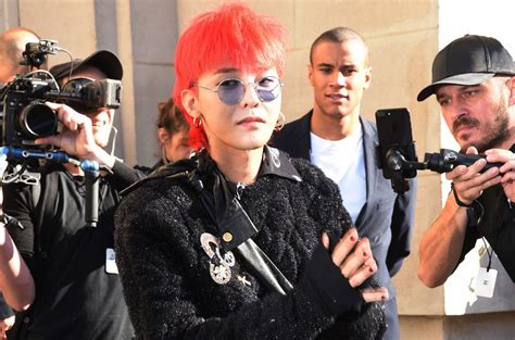 G dragon posa para la revista vogue korea para su 20 aniversario, en la edicion del mes de agosto, en el cual la sesión de fotos fue realizada por el famosisimo diseñador karl lagerfeld. G-Dragon Returns From Military Service: 'I Will Return to ...