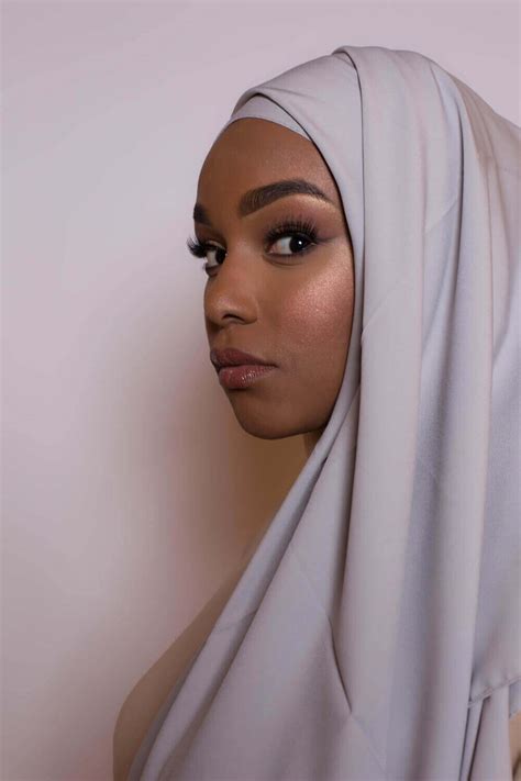 The hijab, or headscarf, is one of the most noticeable and misunderstood badges of muslim women. hijab soie de médine gris