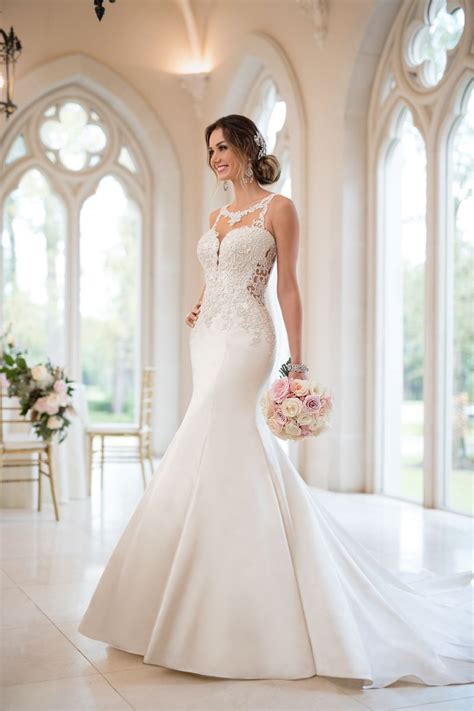 A Truly Glamorous Mermaid Wedding Dress This Sleek And Sophisticated