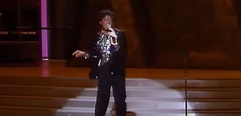 Re Watch The First Time Michael Jackson Debuted The Moonwalk Smooth