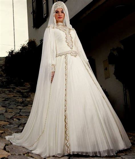 Gaun pengantin modern 2020 dengan warna navy ini cocok untuk dipakai dalam area indoor dengan dekorasi serba putih, sehingga kamu akan menjadi sorotan jika kamu mencari gaun pengantin modern terkini tahun 2020, kamu bisa kunjungi berbagai vendor gaun pengantin di weddingmarket. Inspirasi Terpopuler 23+ Gaun Pengantin Modern Korea