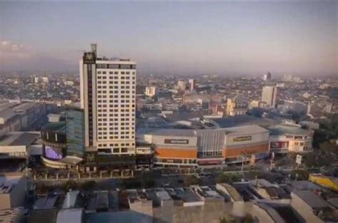 Look through examples of lewat translation in sentences, listen to pronunciation and learn grammar. Ini hotel yang lokasinya paling unik di Makassar, bisa ...