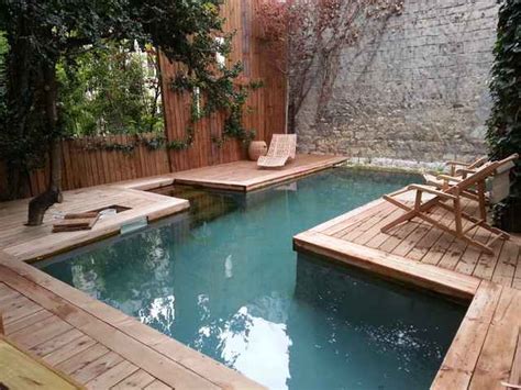 Elégante grâce à son liner gris ardoise et sobre avec ses terrasse en bois exotique d'ipé, quelques touches de couleur donnent un relief efficace à cette réalisation. Piscine originale » Vacances - Guide Voyage