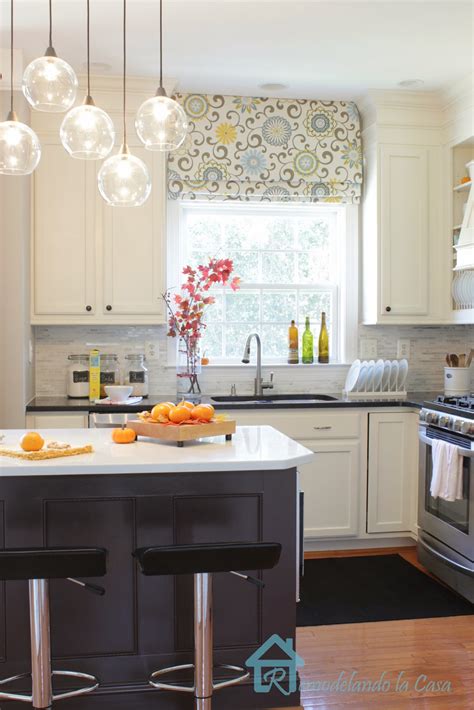 Farmhouse kitchens with white cabinets. Give your Roman Shades a New Look - Remodelando la Casa