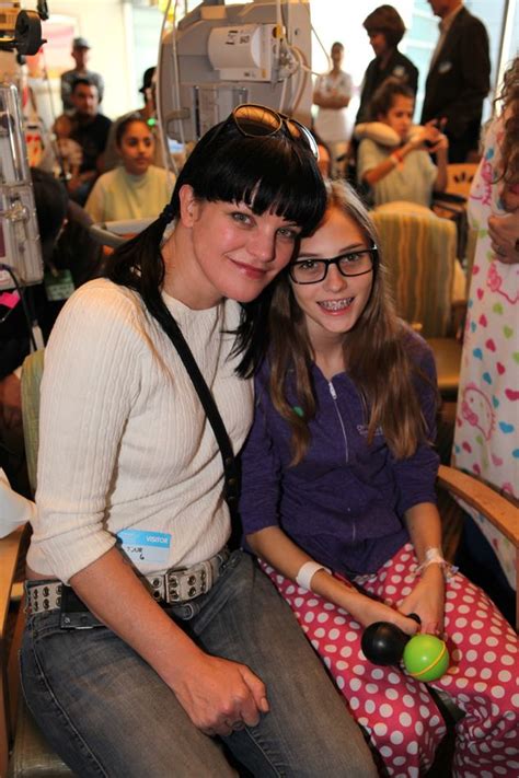 Cbs Visits Childrens Hospital La For Annual Holiday Event 12062012