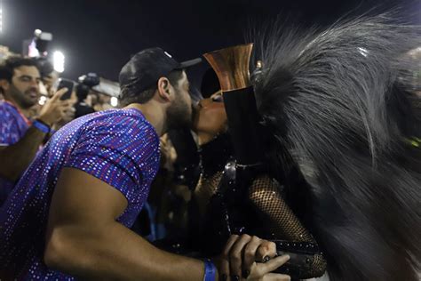 Sabrina Sato Beija Duda Nagle Durante Desfile Na Sapuca Ofuxico