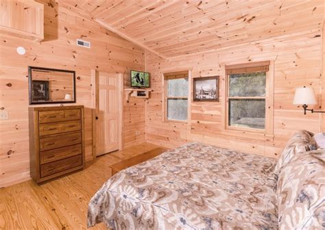 From private indoor pools, incredible home theaters, and rec rooms loaded with game tables to fully equipped kitchens, spacious decks with hot tubs, and stunning. Pigeon Forge Cabins - Splish Splash