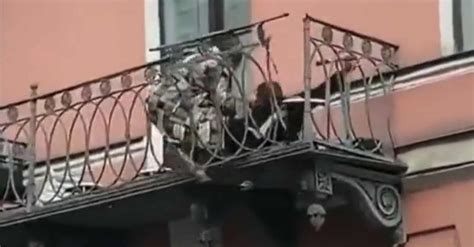 Σοκαριστικό βίντεο Ζευγάρι πέφτει από το μπαλκόνι ενώ τσακώνεται Τι λες τώρα