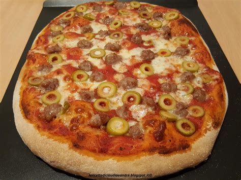 Pizza con salsiccia, mozzarella e olive verdi | Ricetta ed ingredienti