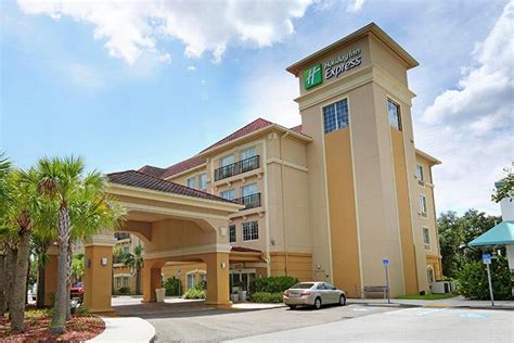They feature satellite tv and a tea/coffee maker. Holiday Inn Express Tampa North - Tampa, FL | Tripster