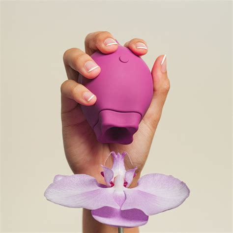 Smile Makers The Poet Powerful Suction Vibrator Feelunique