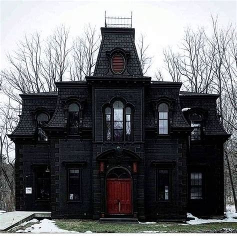 Pin By 𝒟𝒶𝓈𝒽𝓎 𝒬𝓊𝒾𝓃𝓃 On Black Gothic House Victorian Homes Gothic Homes