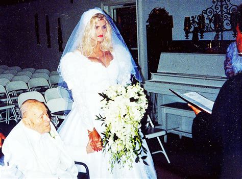 Anna Nicole Smith marries somewhat older billionaire : pics