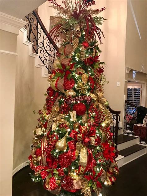 Decoración de arbol navideño con cintas de colores y brillos que resaltan las bolas de color lila y violeta con un toque de dorado y las estrellas. Arboles de navidad color rojo, arboles de navidad rojo y ...