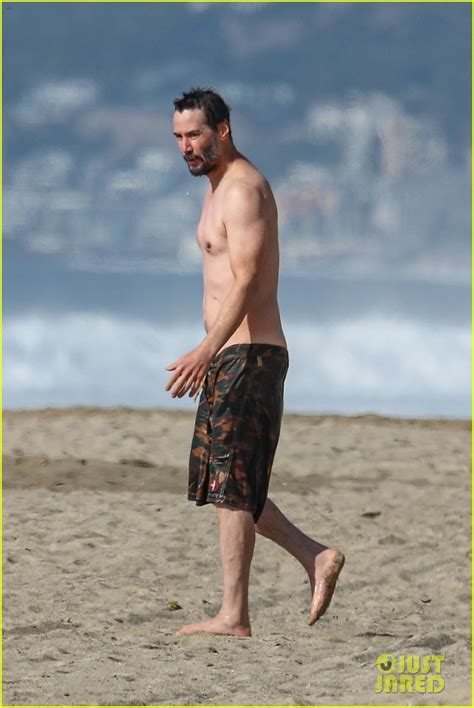 Photo Keanu Reeves Shirtless Beach Malibu January 2021 07 Photo