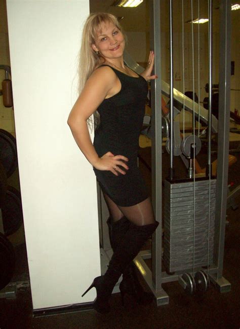 Блог Мысли Дамочек Зрелая блондинка пришла в спортзал в черном платье