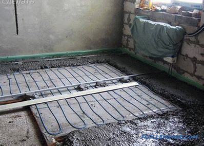 Dabei ist entscheidend, dass ein kleber und ein fugenmörtel verwendet werden, die elastisch und flexibel genug sind, um das ausdehnen und. Elektrische Fußbodenheizung mit den Händen unter der ...