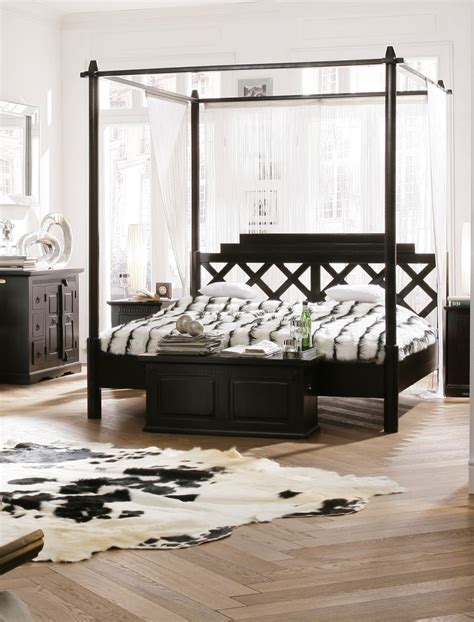 Łóżko w sypialni Świetne propozycje z baldachimem Galeria